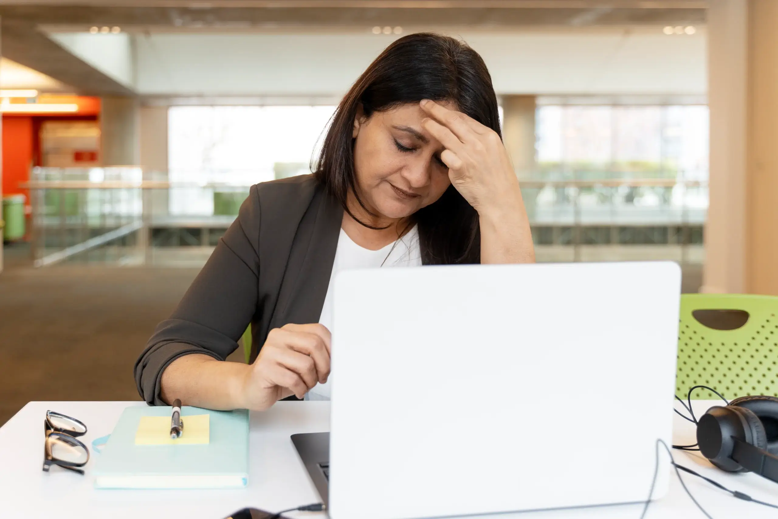 Woman experiencing brain fog and mental fatigue related to perimenopause mental health changes
